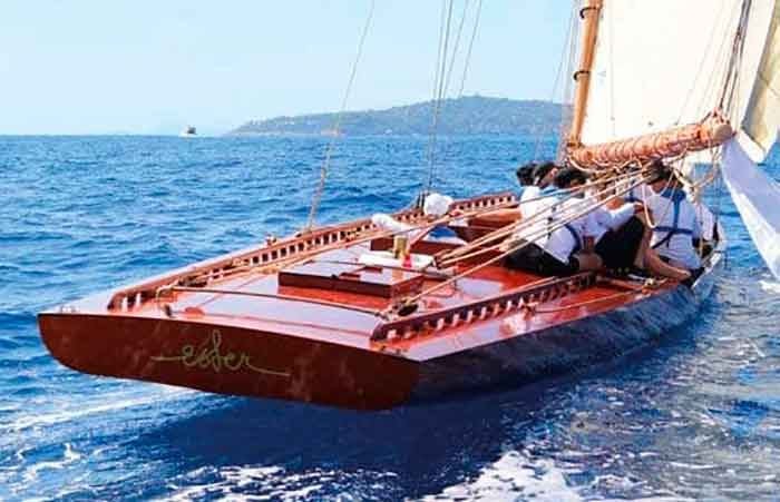 Barco Ester navegando 