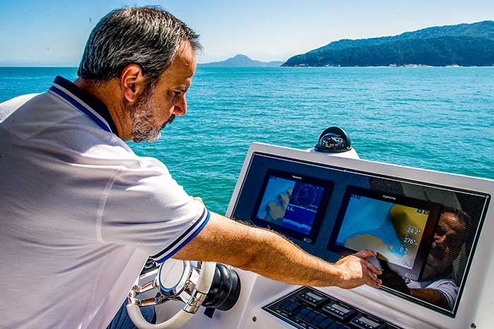 Monitores lancha intermarine 62 Yachts conforto