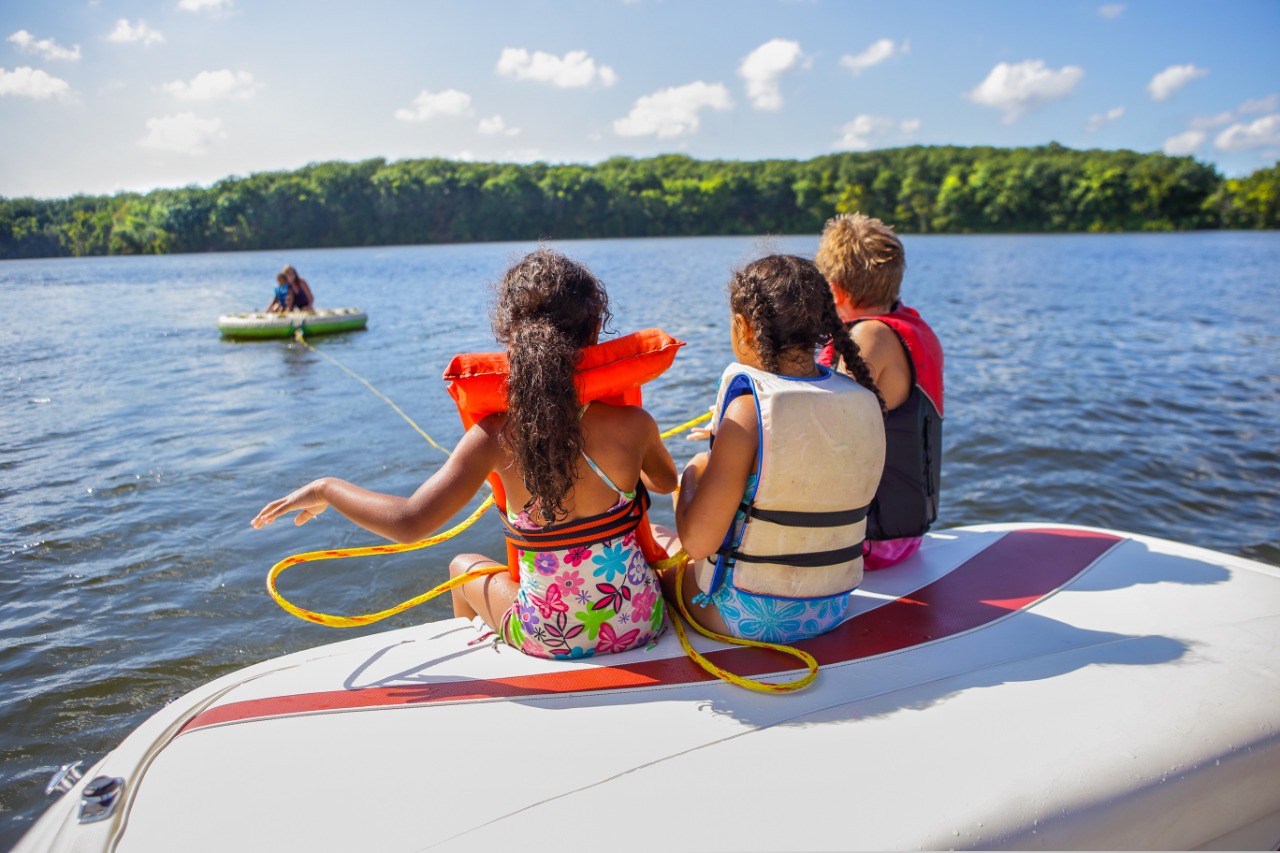 Crian as A Bordo 13 Dicas Para Ter Um Passeio De Barco Perfeito crian-as-a-bordo-13-dicas-para-ter-um-passeio-de-barco-perfeito