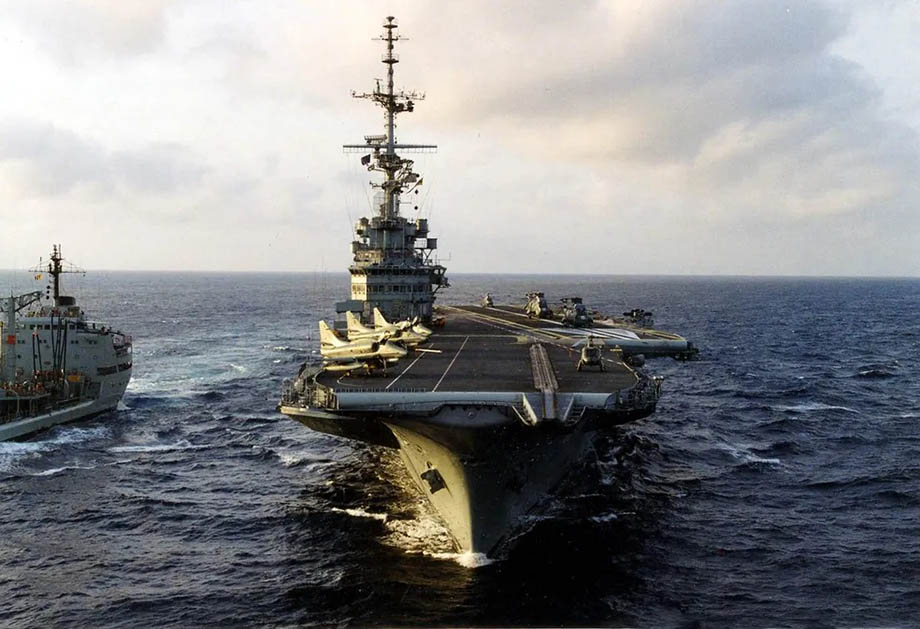 Marinha decide afundar navio