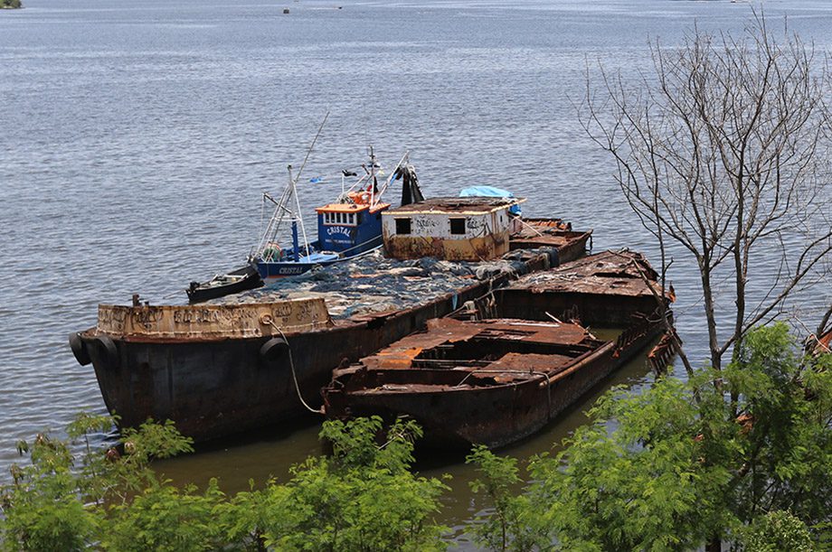 Embarcações abandonadas na Baía de Guanabara