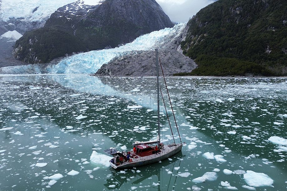 Equipado com motor pensado para águas frias, veleiro foi navegado até a Antártica