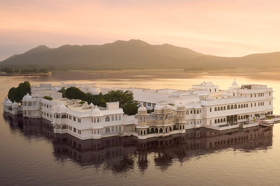 Taj Lake Palace é cercado por água doce