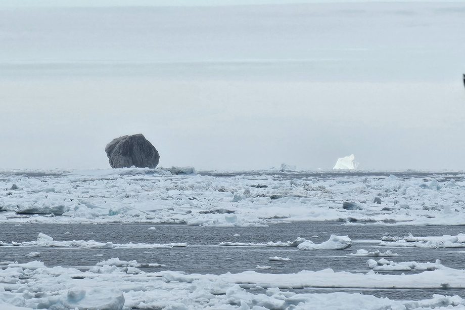 Pescador faz registro impressionante de um iceberg preto