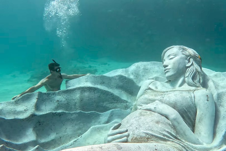 Escultura subaquática gigante é instalada no fundo do mar no Japão