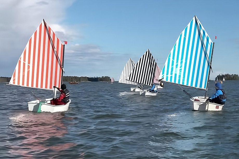 Artista francês leva obra com veleiros Optimist para a Baía de Guanabara nesta quinta-feira (22)