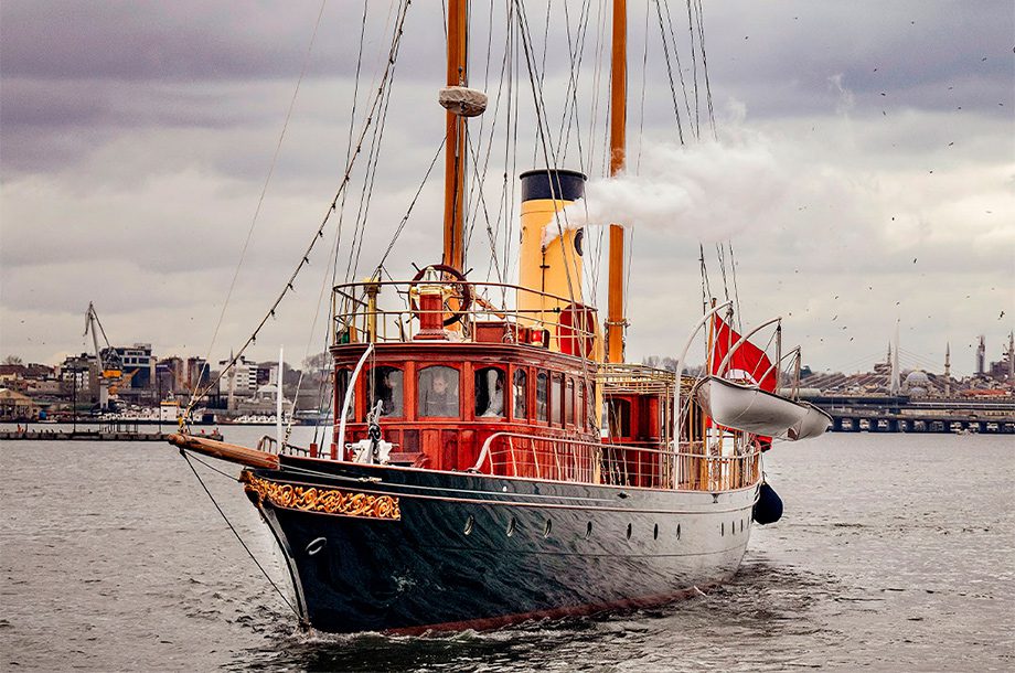 Único iate a vapor americano ainda existente é relançado após reforma