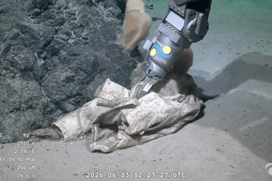 O lado escuro do oceano: jaqueta é encontrada a 3 mil metros de profundidade