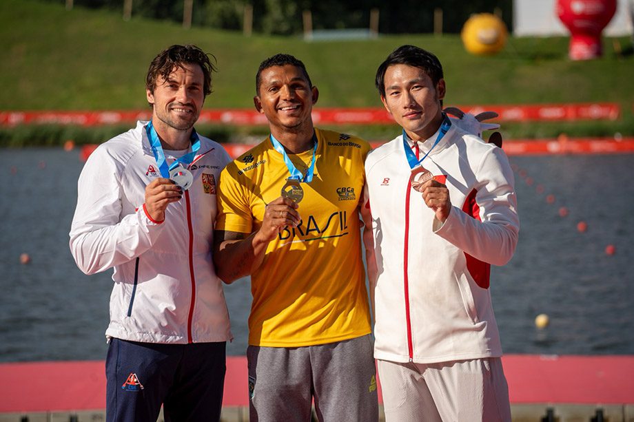 Mais um! Isaquias Queiroz conquista o ouro no Mundial de Canoagem